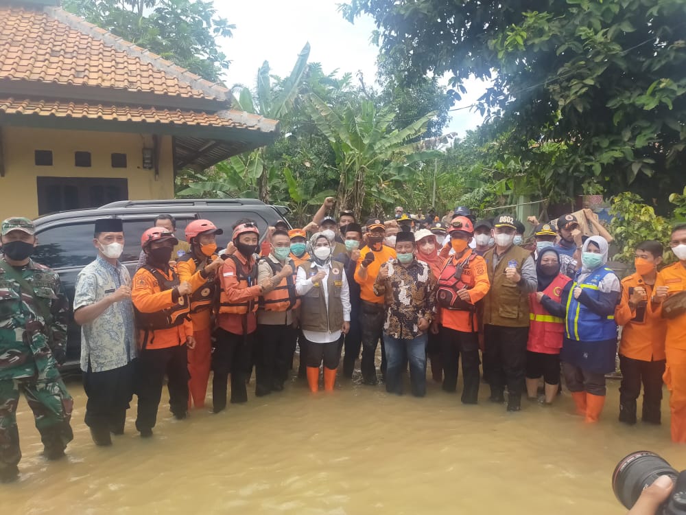 bupati-serang-tinjau-lokasi-banjir-kp-kajaroan-desa-rancasanggal-kecamatan-cinangka