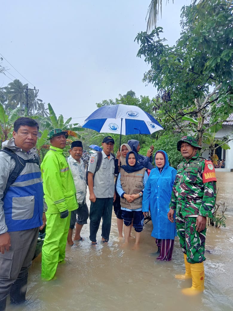 tinjauan-lokasi-banjir-di-desa-rancasanggal-kecamatan-cinangka